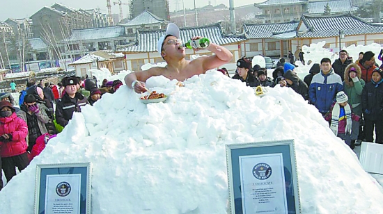 有世界冰王之称的金松浩冒着零下近20℃的低