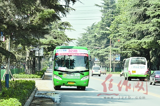 图为 建设路上,一辆32路公交车正在行驶.本报记者 赵林峰 摄