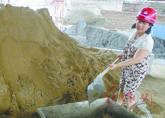 在建筑工地上,她挥汗如雨,从不喊累 br\/ 在追梦