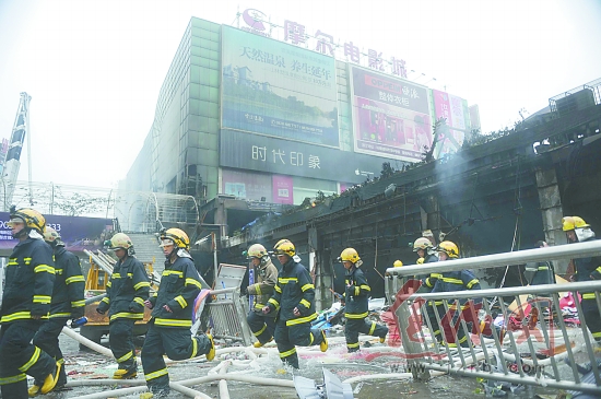 江阳人口网_泸州江阳区一路面塌陷 无人员和车辆伤亡(2)