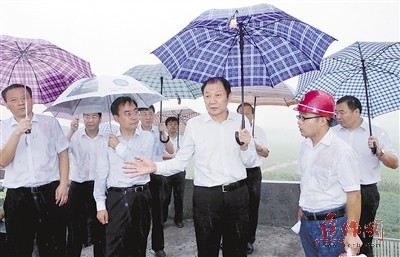 昨日,市委书记孙立坤等领导在郑焦城际铁路修武西站施工现场调研.
