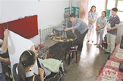 市人社局志愿服务队为特殊群体提供上门服务_