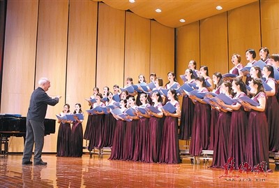 著名指挥家刘森老师指导马村女子爱乐合唱团演唱.