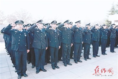 现场全体民警着装整齐,举起右拳,重温入警誓词. 陈少杰 摄