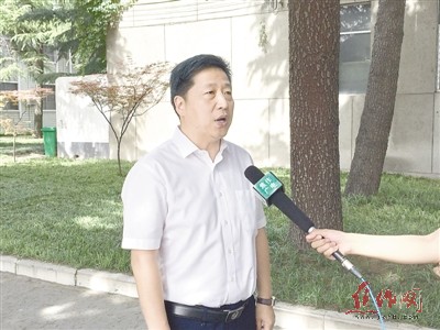 温县副县长张晓军接受采访.